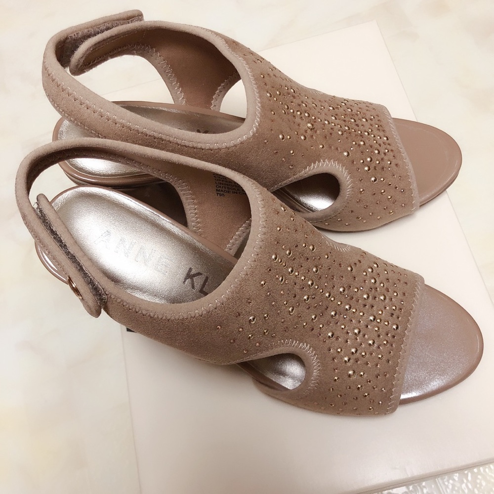 ANNE KLEIN WOMEN REBEKAH SANDAL NAT/SILVER
